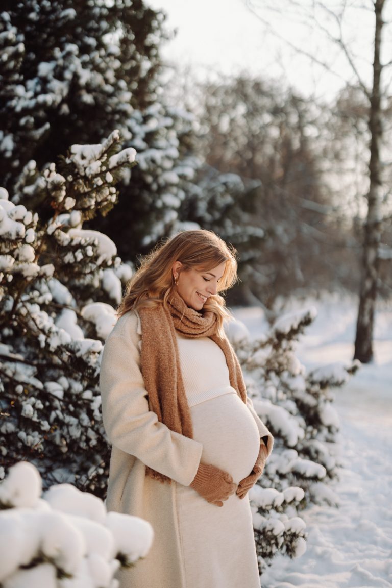 mama w ciąży na sesji zimowej w Łazienkach Królewskich
