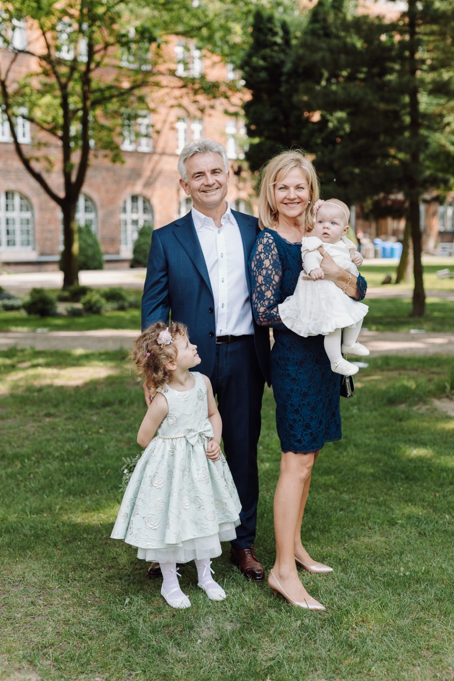 Rodzinne zdjęcie przed kościołem w dniu chrztu