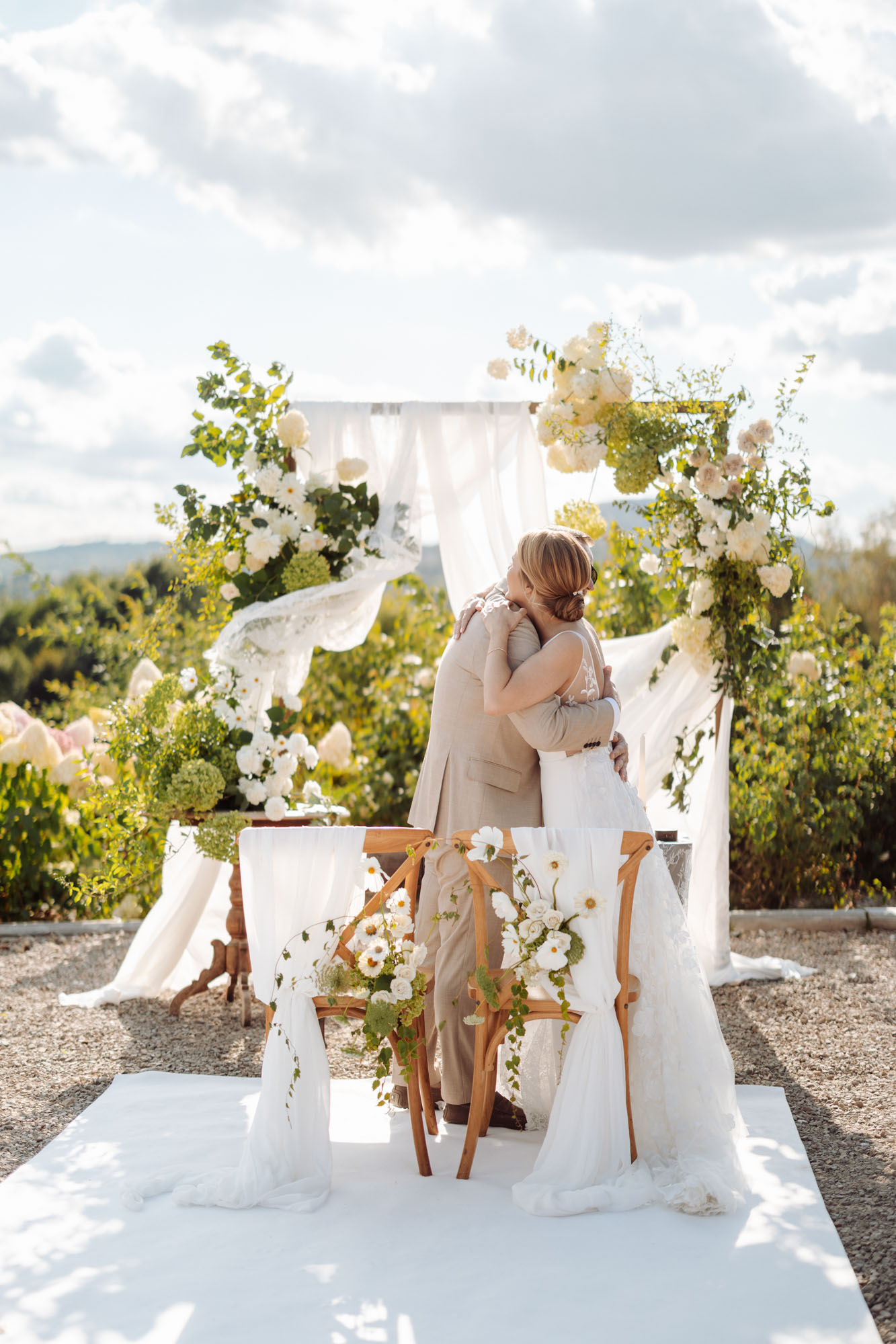 Para młoda składa przysięgę podczas ceremonii ślubnej w plenerze w Villi Love