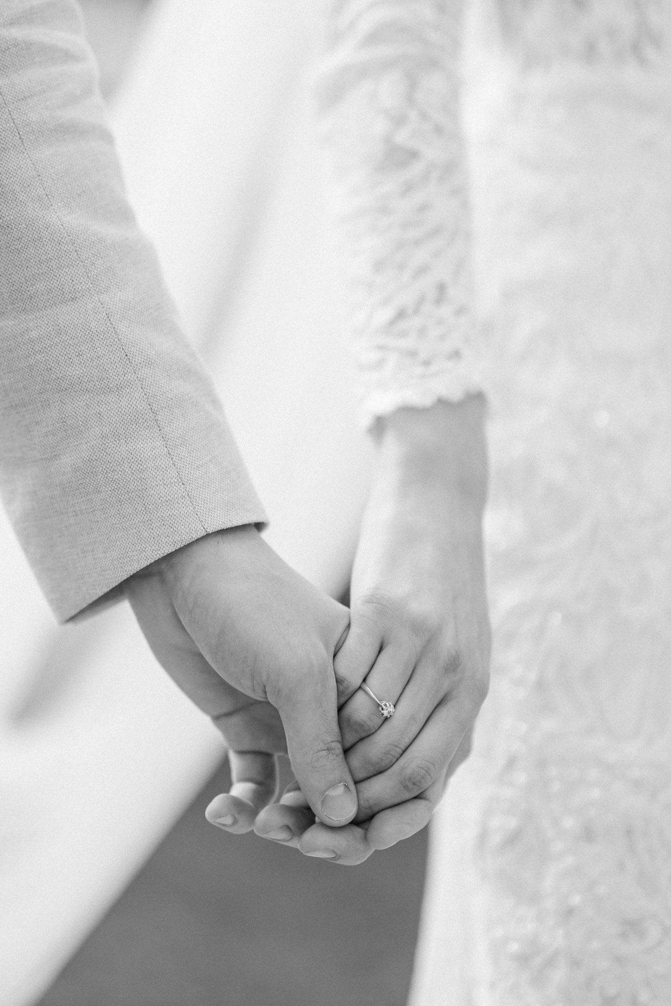 para młoda trzyma się za ręce