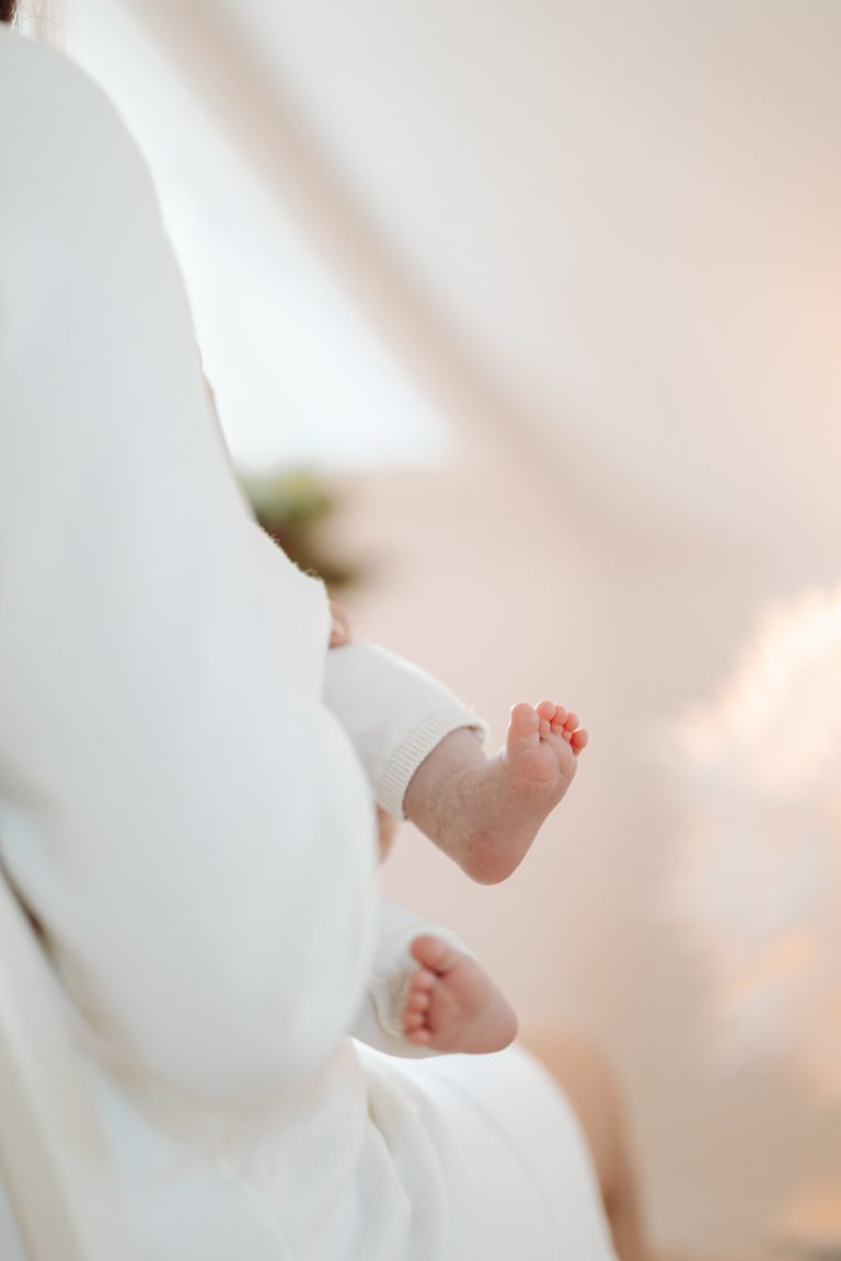 Mama z noworodkiem na świątecznej sesji niemowlęcej w Letnisku Bajka