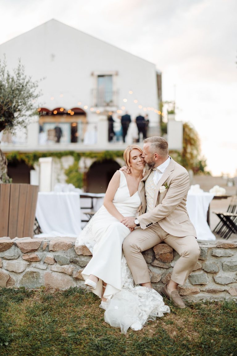 Para młoda przed Villa Love – ślub w plenerze