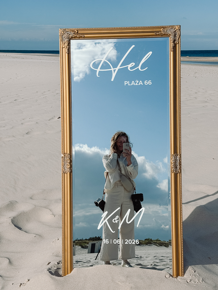 Magdalena Mizera z aparatem w lustrze na plaży na Helu podczas ślubu